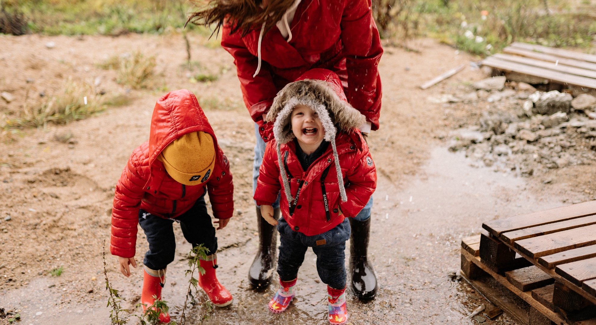 děti skáčou do kaluže